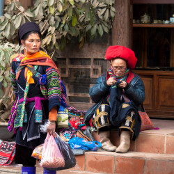Oblečení průvodkyň mi připomíná Tibet